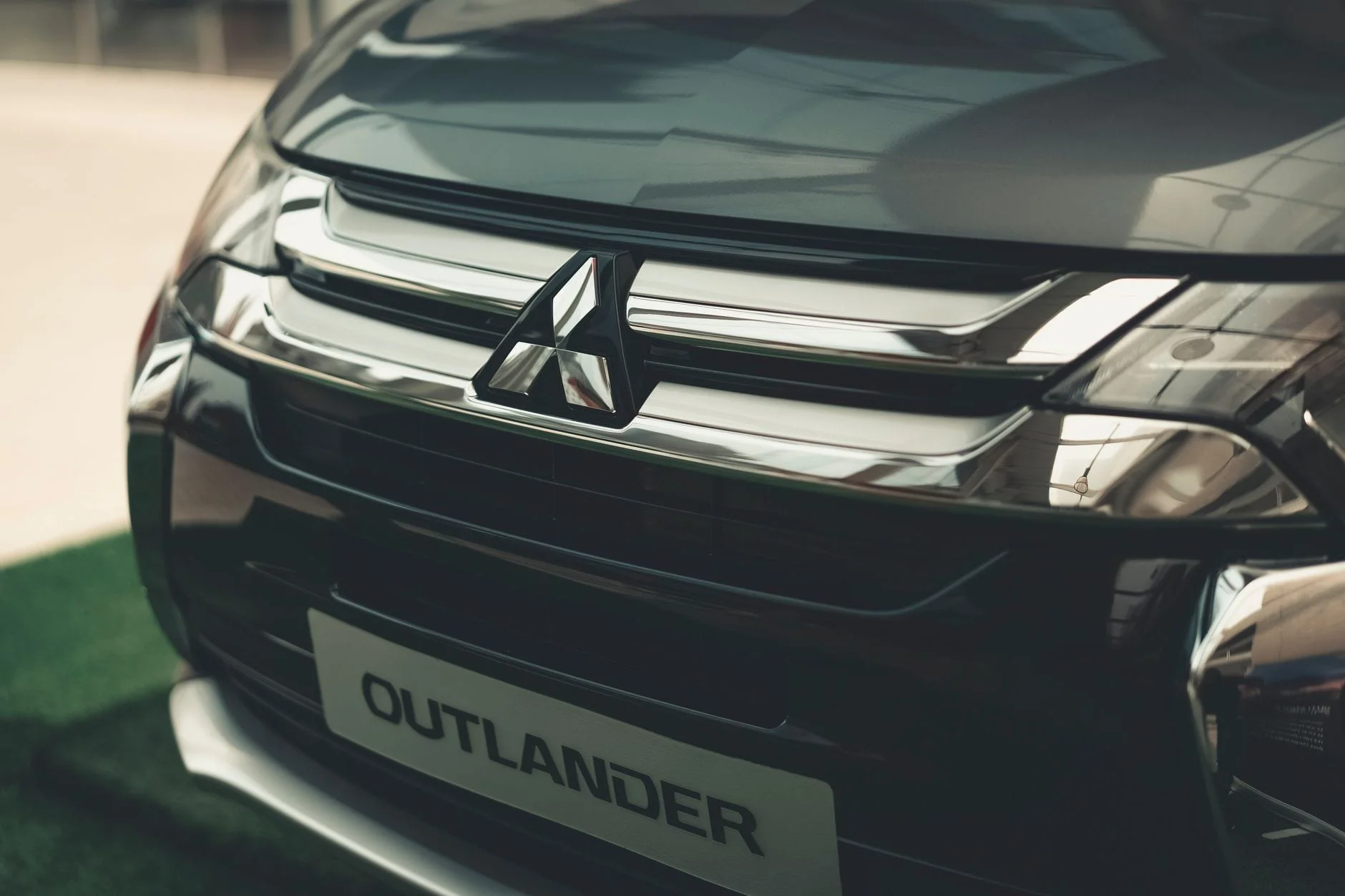 Mitsubishi Outlander SUV ön görünümü
