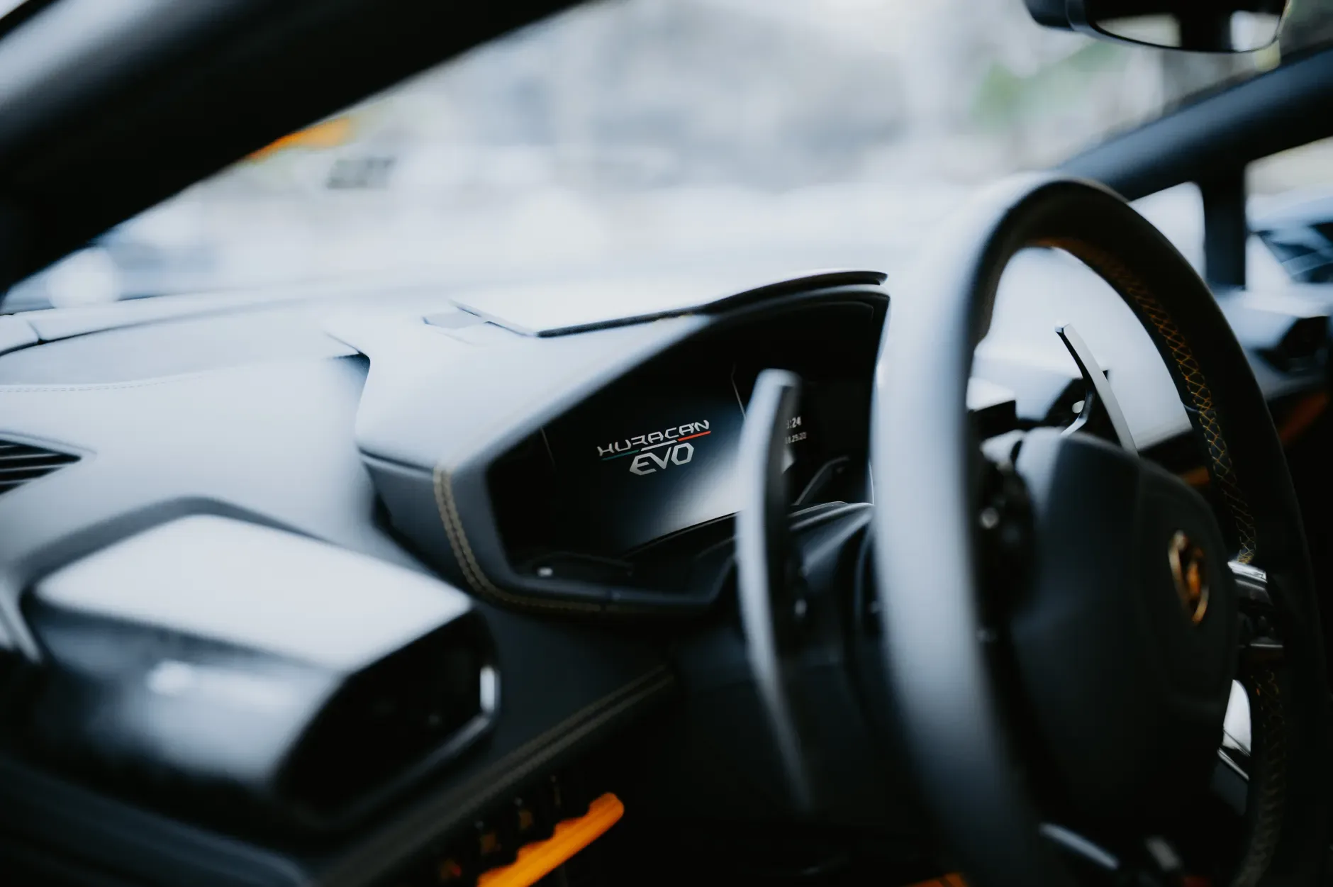 Modern bir otomobilin konforlu iç mekânı