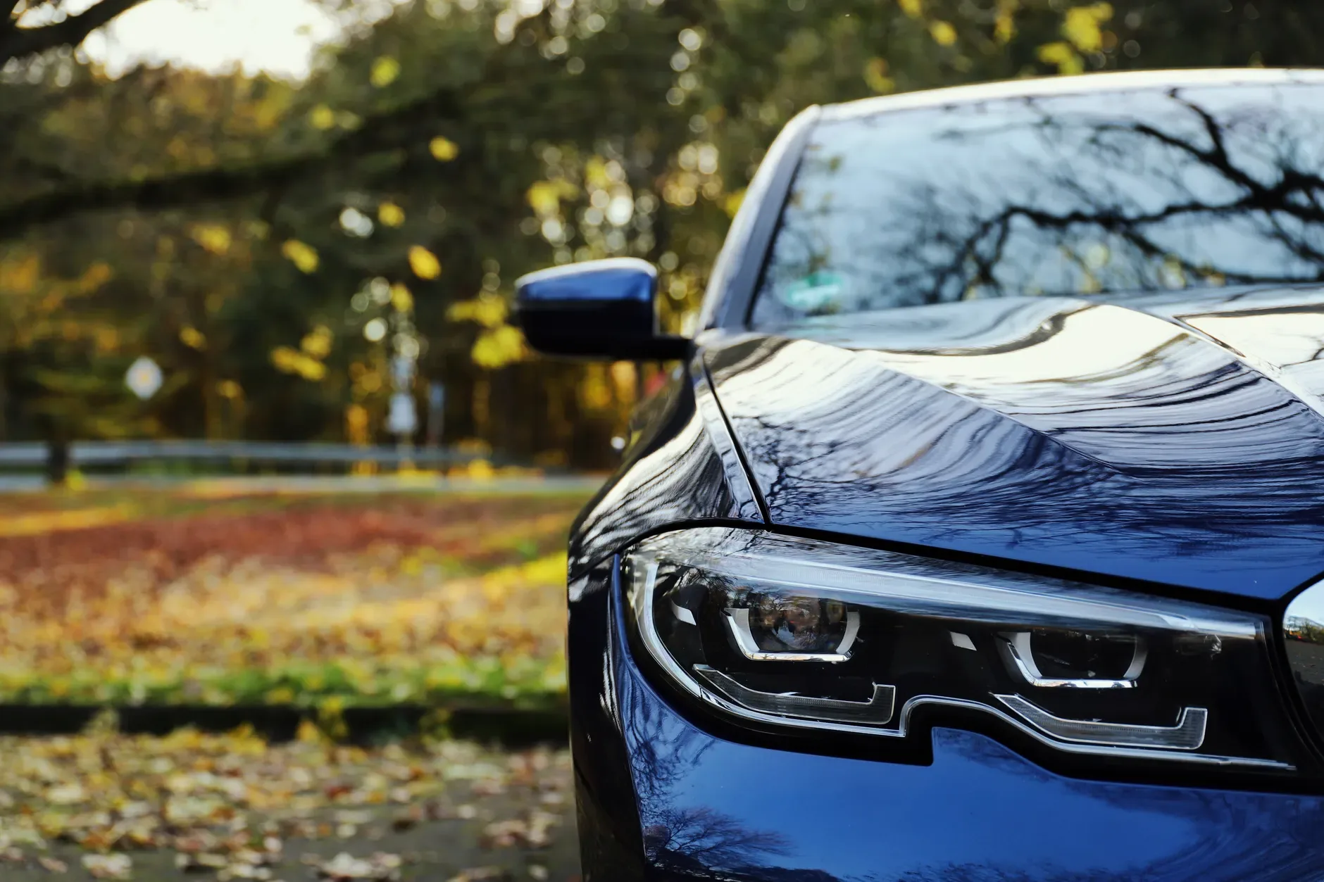 Lacivert BMW otomobilin dış tasarımı